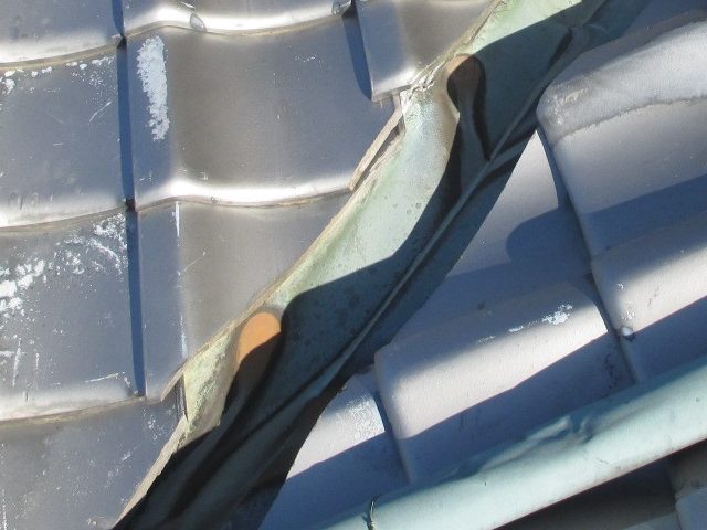 小野市で穴あきにより雨漏りしていた銅板谷板金